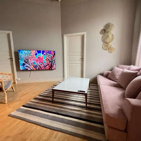 Cicignon, Peaceful But Central With Garden, Parking And Long Facilities Apartment