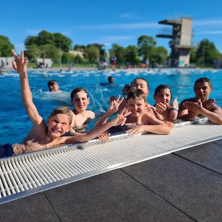 Cicignon, Peaceful But With Garden, Parking And Long Facilities شقة